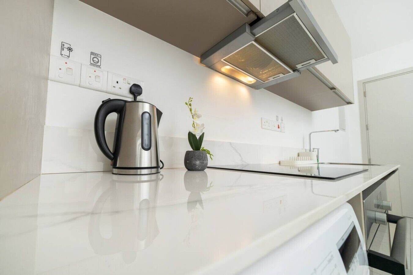 Fridge, oven, stovetop, cookware/dishes/utensils