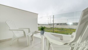 A modern balcony with white chairs, a small table, and a potted plant. - 1 Bedroom flat in Aglatzia (Aglantzia)