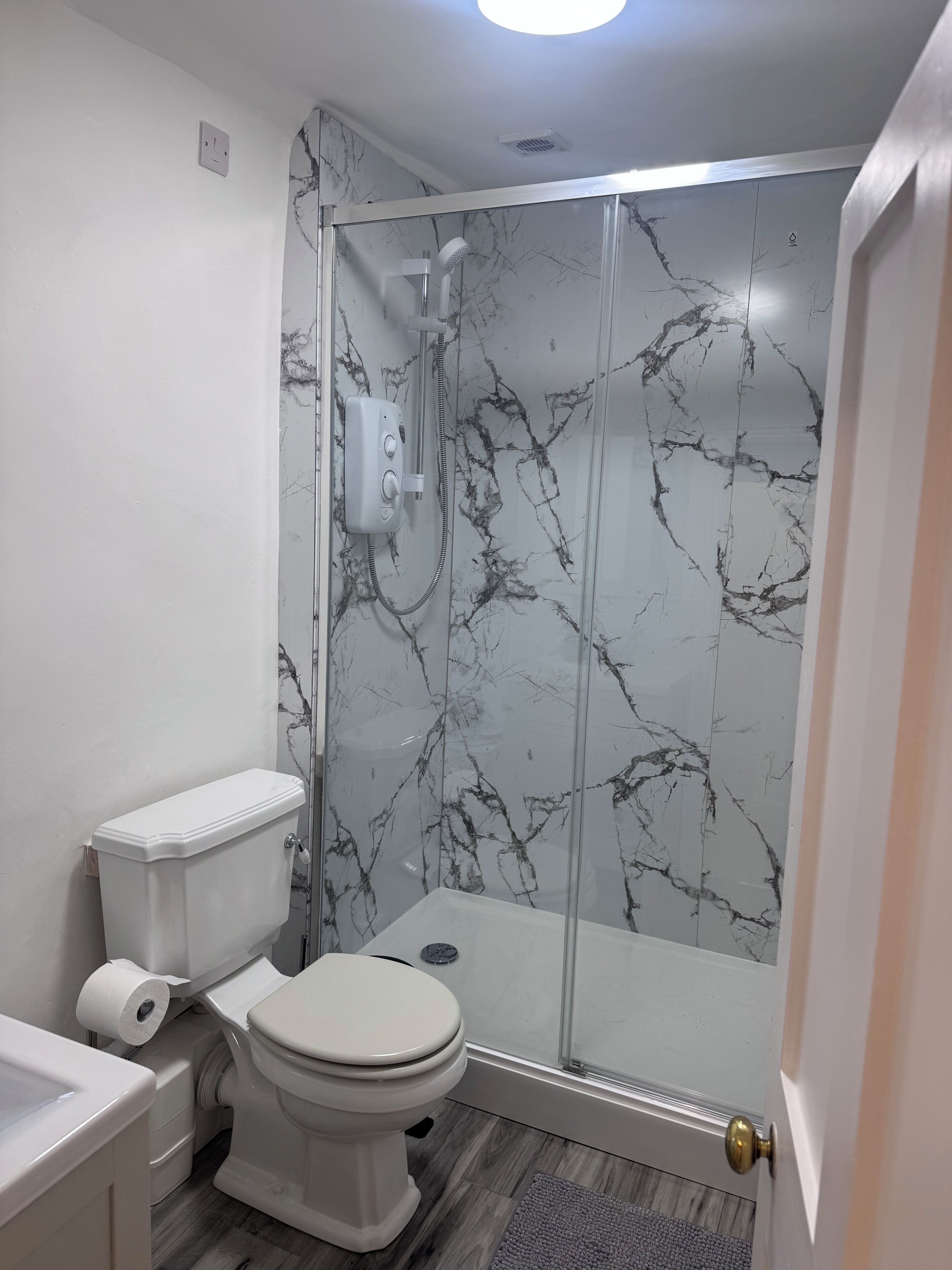 Douche, séchoir à cheveux, serviettes fournies, savon