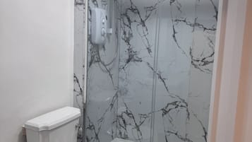 Douche, séchoir à cheveux, serviettes fournies, savon