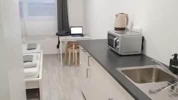 Estudio, para no fumadores | Escritorio, wifi gratis y ropa de cama