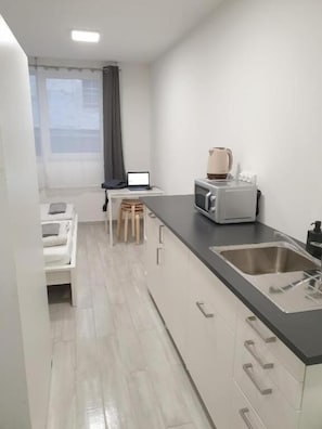 Studio, Non Smoking | Desk, free WiFi, bed sheets