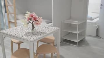 Appartement, 4 chambres, non-fumeur | Bureau, accès au Wi-Fi (inclus), literie fournie