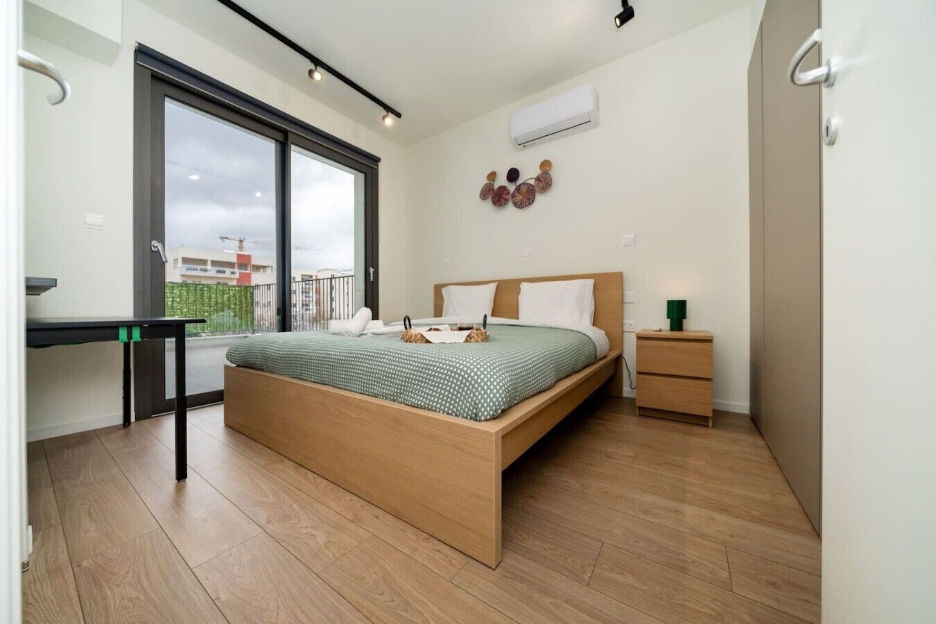 Desk, WiFi, bed sheets