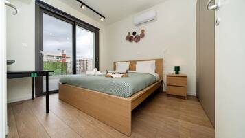 Desk, WiFi, bed sheets