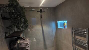 Een haardroger, toiletpapier