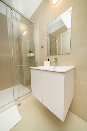 Bathroom - New 1 bedroom flat next to the university (Aglantzia)