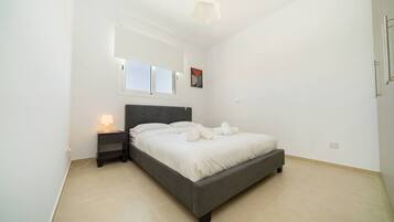 Desk, iron/ironing board, WiFi, bed sheets