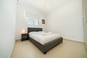 Desk, iron/ironing board, WiFi, bed sheets - New 1 bedroom flat next to university (Aglantzia)