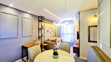 Luxury Apartment, 2 Bedrooms, Lanai, City View | Interior