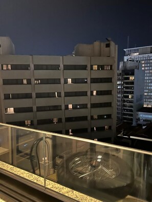 A multi-story parking garage with a glass railing in the foreground. - PARQUE PRADO IMÓVEIS SIRIUS SKY APTO 807 (Campinas)