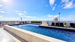 A rooftop swimming pool with a clear view of the city skyline. - Apto de Luxo em Next Residence (Campinas)