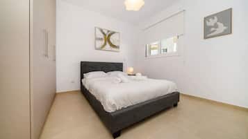 Desk, iron/ironing board, WiFi, bed sheets
