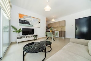 TV - New 1 bedroom flat next to university (Aglantzia)