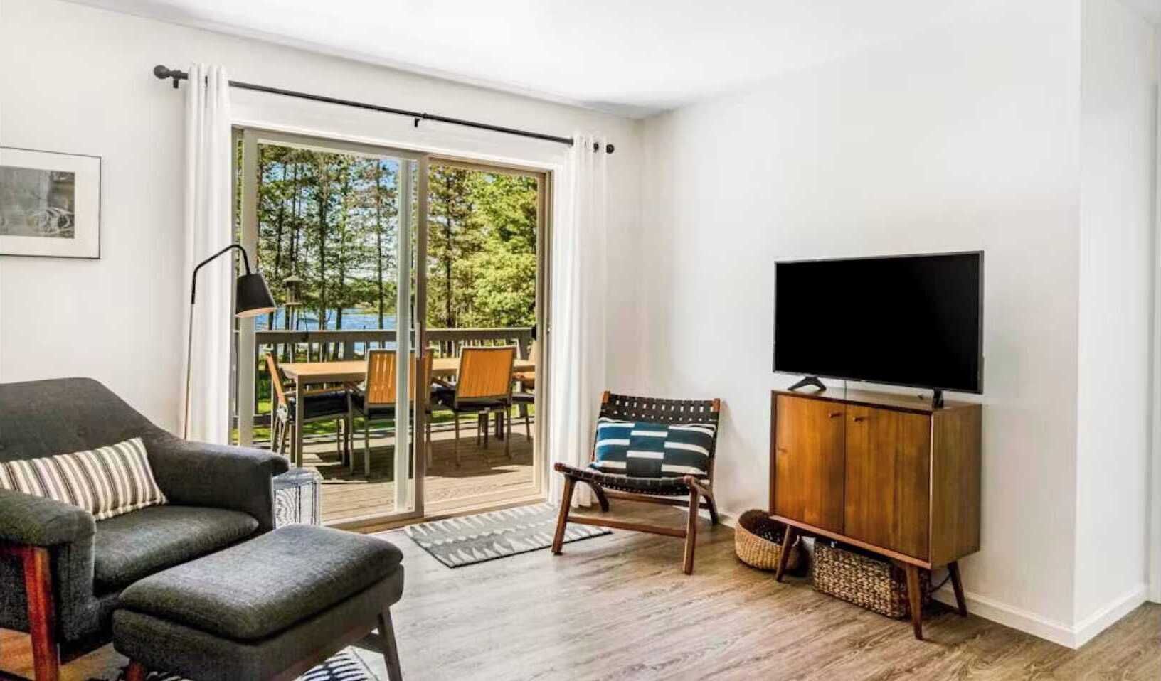 Una televisión, una chimenea, un reproductor de DVD, una oficina