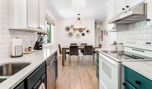 Réfrigérateur, four à micro-ondes, un four, surface de cuisson