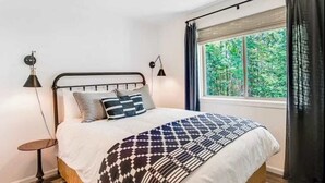 5 bedrooms, desk, iron/ironing board, travel crib