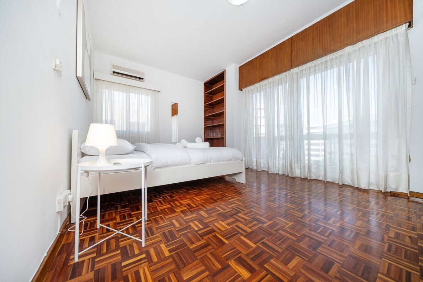 Desk, iron/ironing board, WiFi, bed sheets