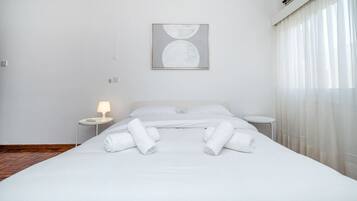 Een bureau, een strijkplank/strijkijzer, wifi, beddengoed