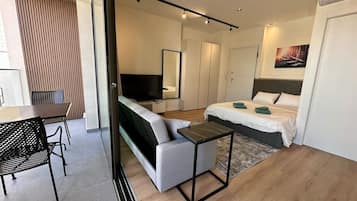 Desk, iron/ironing board, WiFi, bed sheets