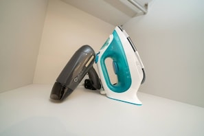 Twee stijve, één zwart en één wit met teal accenten, op een witte ondergrond.