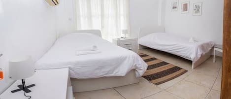Iron/ironing board, WiFi, bed sheets