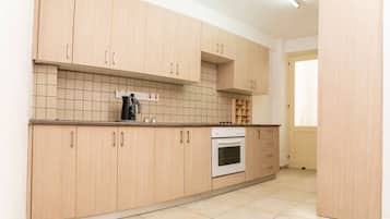Fridge, oven, stovetop, cookware/dishes/utensils