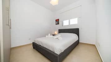 Desk, iron/ironing board, WiFi, bed sheets