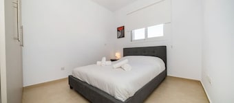 New 1 bedroom flat next to University