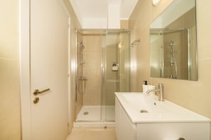 Bathroom - New 1 bedroom flat next to University (Aglantzia)