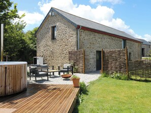 Outdoor dining - REDDAWAY BYRE, pet friendly, character holiday cottage in Okehampton (Okehampton)
