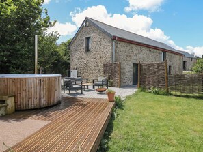 Outdoor dining - REDDAWAY BYRE, pet friendly, character holiday cottage in Okehampton (Okehampton)