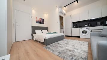 Desk, iron/ironing board, WiFi, bed sheets