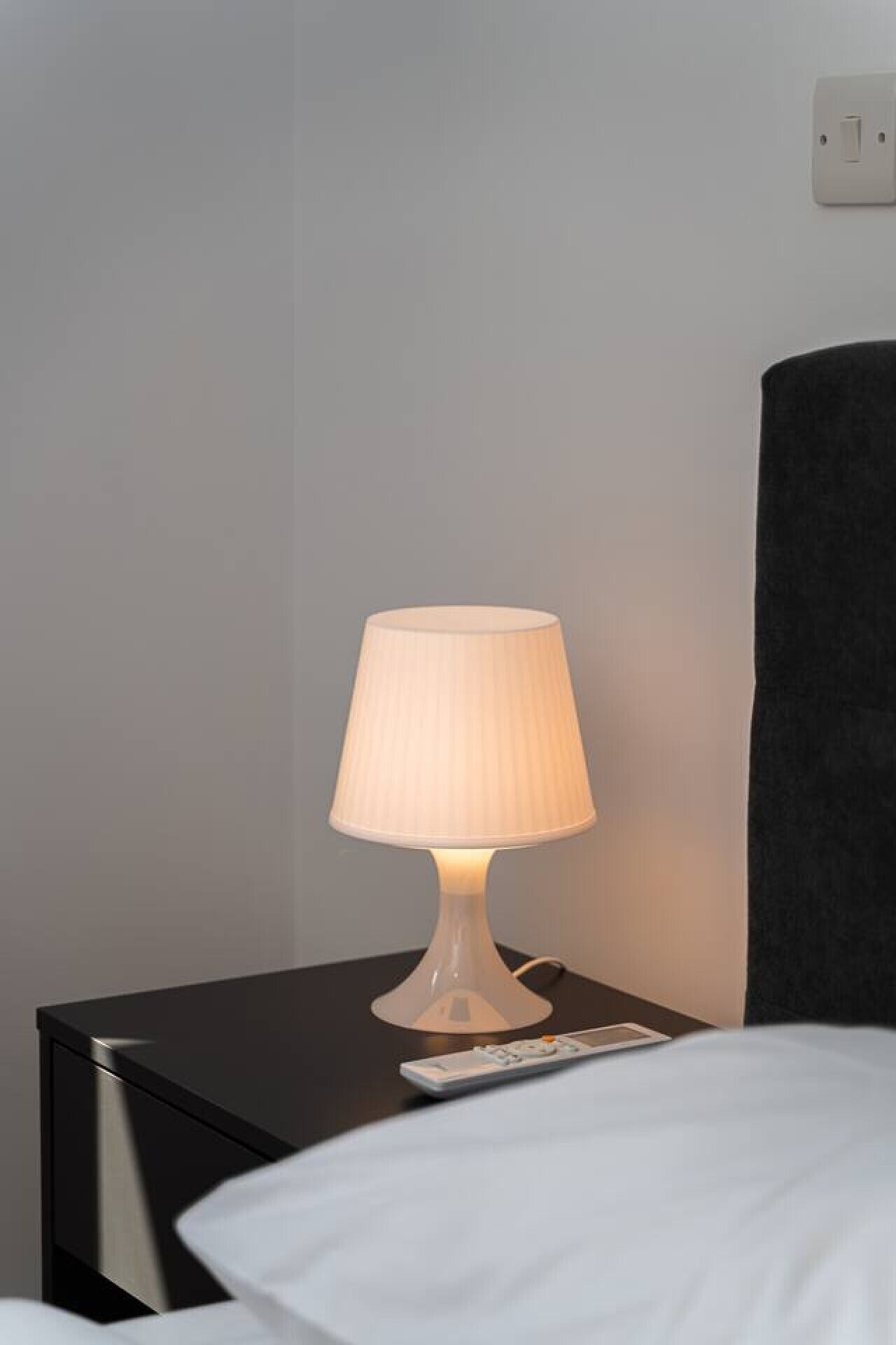 Een bureau, een strijkplank/strijkijzer, wifi, beddengoed