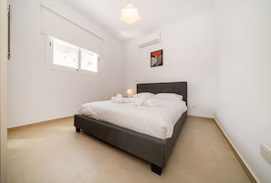 Room - New 1 bedroom flat next to university (Aglantzia)