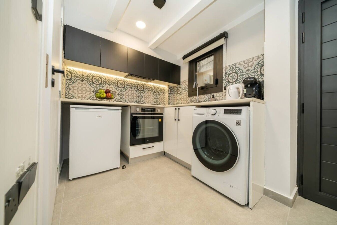 Coffee/tea maker, fridge, oven, stovetop