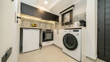 Coffee/tea maker, fridge, oven, stovetop