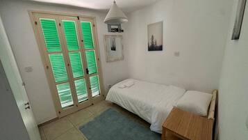 Iron/ironing board, WiFi, bed sheets