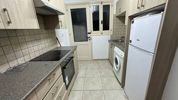 Fridge, oven, stovetop, cookware/dishes/utensils
