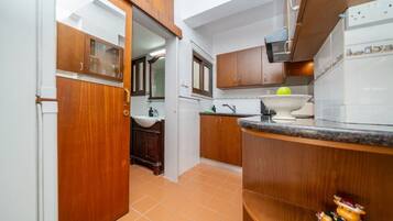 Frigorifero, forno, piano cottura, pentole/stoviglie/utensili