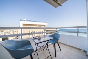 Outdoor dining - Seafront central 1 bedroom flat (Limassol)
