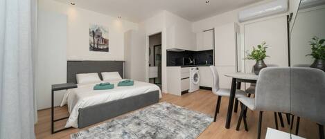 Desk, iron/ironing board, WiFi, bed sheets