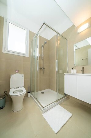 Bathroom - New 1 bedroom flat next to university (Aglantzia)