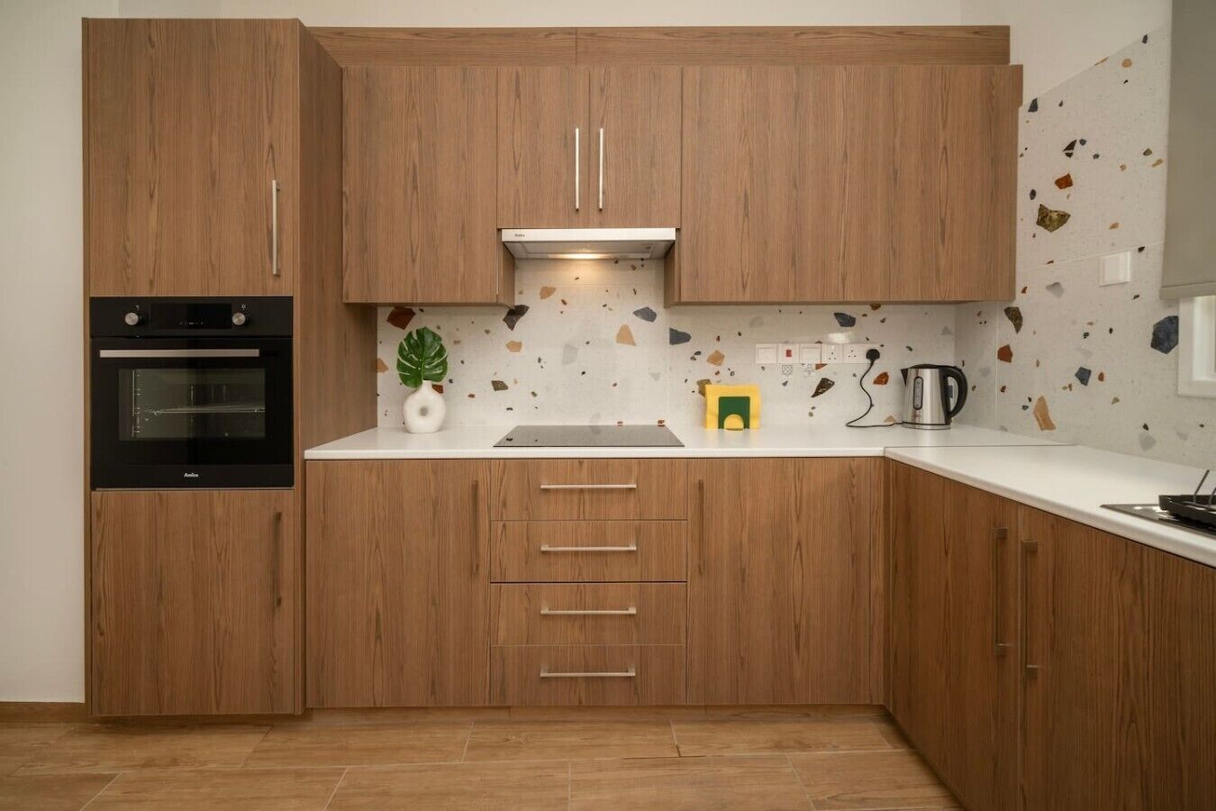 Frigorífico, horno, placa de cocina y utensilios de cocina
