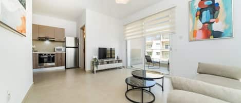 Um apartamento moderno com cozinha, sala de jantar e sala de estar.