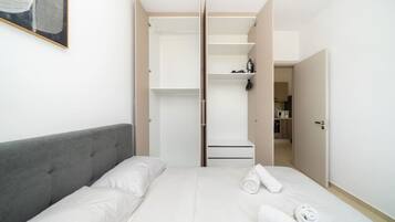 Desk, iron/ironing board, WiFi, bed sheets