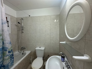 Bathroom - 1 bedroom flat, historic center (Limassol)