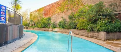 Una piscina al aire libre de temporada