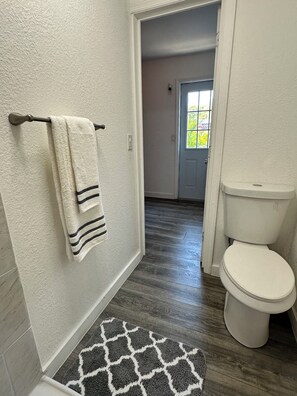 Shower, towels, soap, toilet paper - Private Guest Suite—15 Min to Siesta Key (Sarasota)