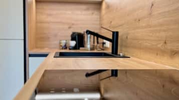 Wasserkocher mit Kaffee-/Teezubehör, Kühlschrank, Mikrowelle, Herdplatte
